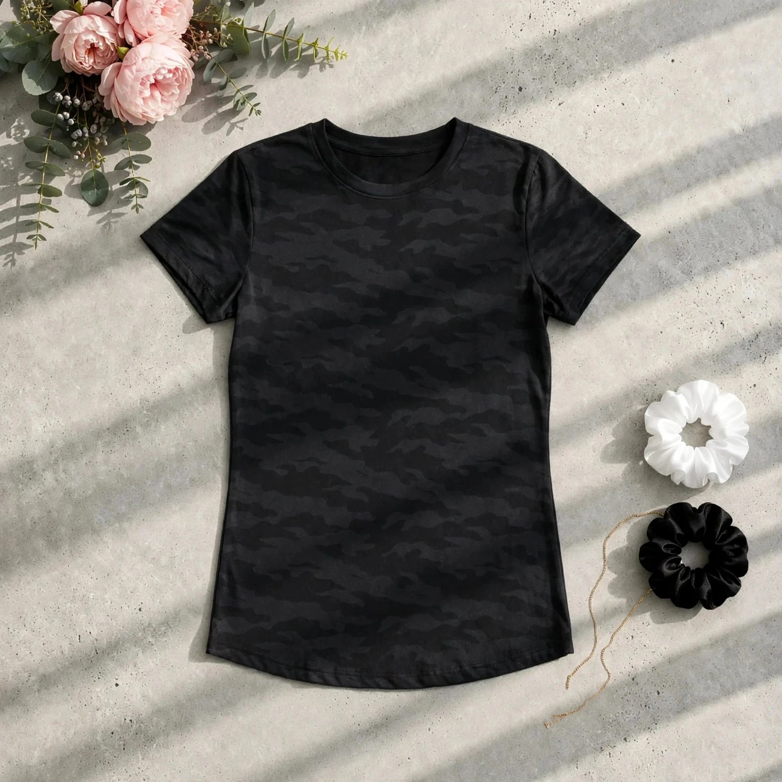 Camiseta preta com estampa de manga curta feminina – photo 2
